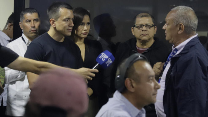 El presidente Noboa visita el canal de televisión de Ecuador que sufrió asalto armado