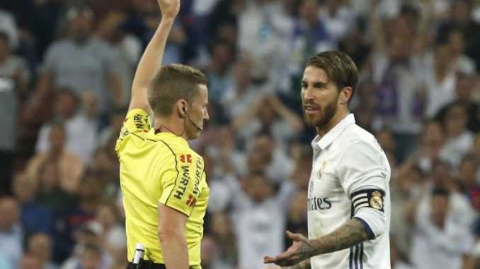 ramos Ramos recibe una tarjeta roja por parte del árbitro González González, colegiado que reconoció que el Barcelona pagó para recibir beneficios deportivos al vicepresidente de los árbitros.