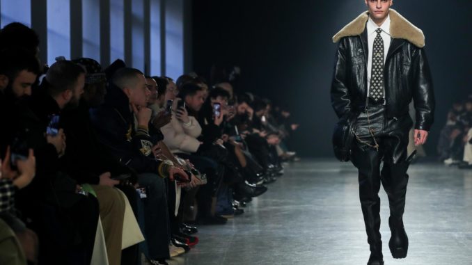 Sean Suen - Runway - Paris Menswear Fashion Week Fall/Winter 2024/2025
