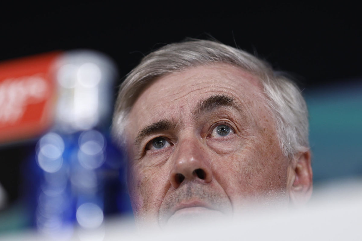 MADRID, 03/02/2024.- El entrenador del Real Madrid, Carlo Ancelotti (c), durante la rueda de prensa posterior al entrenamiento del equipo en la Ciudad deportiva del club en Valdebebas, Madrid, este sábado, en la víspera del derbi de LaLiga contra el Atlético de Madrid. EFE/Rodrigo Jiménez