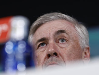 MADRID, 03/02/2024.- El entrenador del Real Madrid, Carlo Ancelotti (c), durante la rueda de prensa posterior al entrenamiento del equipo en la Ciudad deportiva del club en Valdebebas, Madrid, este sábado, en la víspera del derbi de LaLiga contra el Atlético de Madrid. EFE/Rodrigo Jiménez