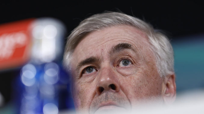 MADRID, 03/02/2024.- El entrenador del Real Madrid, Carlo Ancelotti (c), durante la rueda de prensa posterior al entrenamiento del equipo en la Ciudad deportiva del club en Valdebebas, Madrid, este sábado, en la víspera del derbi de LaLiga contra el Atlético de Madrid. EFE/Rodrigo Jiménez