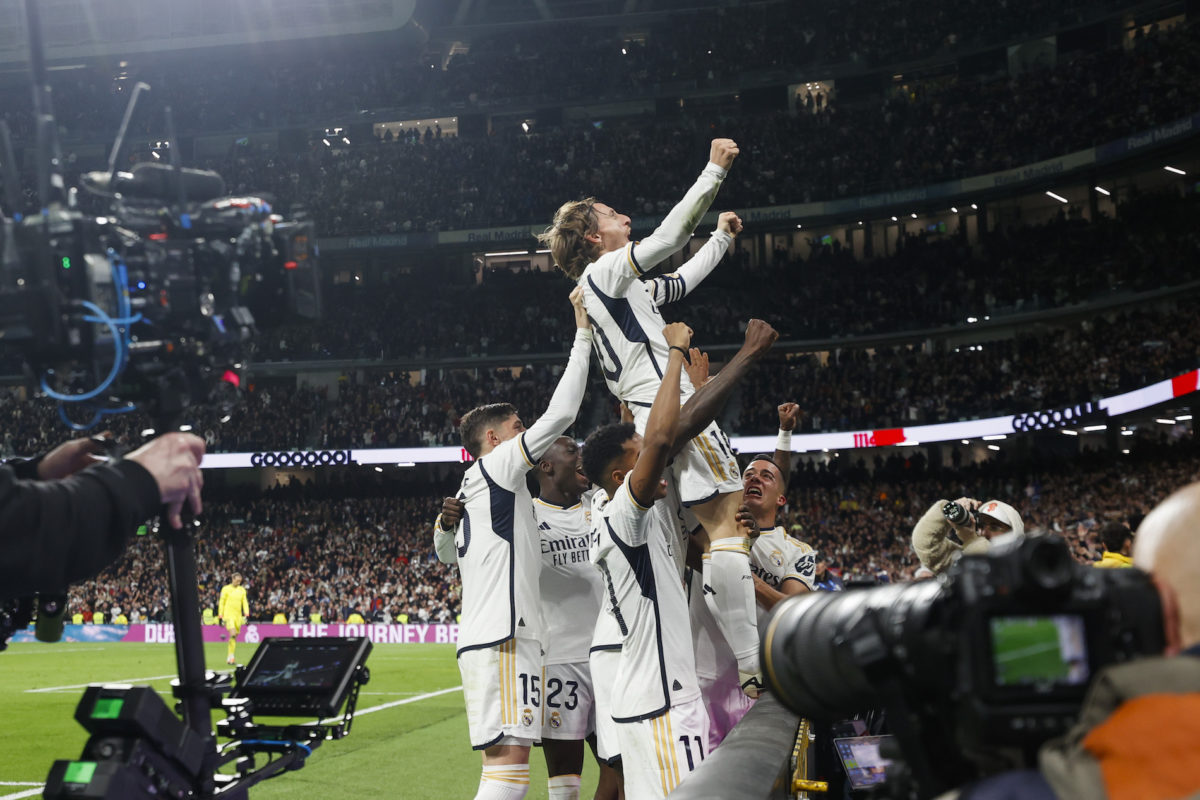 MADRID, 25/02/2024.- El centrocampista del Real Madrid Luka Modric (arriba) celebra tras marcar ante el Sevilla, durante el partido de Liga que Real Madrid y Sevilla FC disputan este domingo en el estadio Santiago Bernabéu. EFE/Javier Lizón