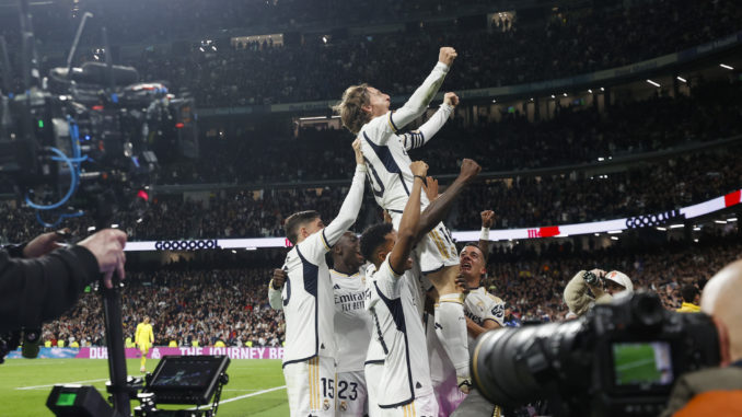 REAL MADRID -SEVILLA FC MADRID, 25/02/2024.- El centrocampista del Real Madrid Luka Modric (arriba) celebra tras marcar ante el Sevilla, durante el partido de Liga que Real Madrid y Sevilla FC disputan este domingo en el estadio Santiago Bernabéu. EFE/Javier Lizón
