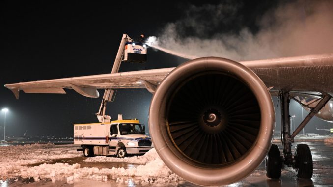 Snow storm disrupts travel in China's Hubei