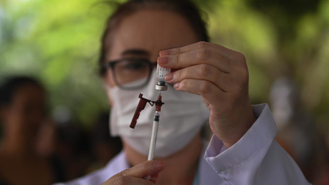 Brasil empieza a vacunar a los niños contra el dengue en pleno brote de la enfermedad