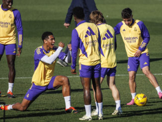 MADRID, 03/02/2024.- El centrocampista inglés del Real Madrid Jude Bellingham bromea con sus compañeros durante el entrenamiento del equipo en la Ciudad deportiva del club en Valdebebas, Madrid, este sábado, en la víspera del derbi de LaLiga contra el Atlético de Madrid. EFE/Rodrigo Jiménez