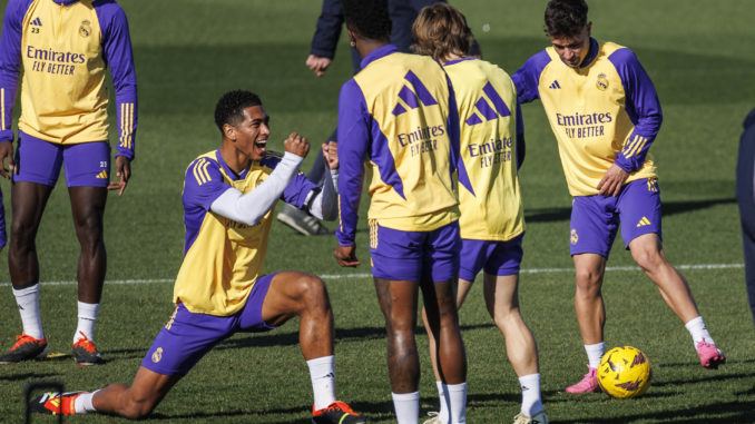 MADRID, 03/02/2024.- El centrocampista inglés del Real Madrid Jude Bellingham bromea con sus compañeros durante el entrenamiento del equipo en la Ciudad deportiva del club en Valdebebas, Madrid, este sábado, en la víspera del derbi de LaLiga contra el Atlético de Madrid. EFE/Rodrigo Jiménez