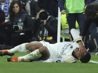 MADRID, 10/02/2024.- El centrocampista del Real Madrid, Jude Bellingham, se duele tras caer lesionado durante el encuentro correspondiente a la jornada 24 de primera división que disputan hoy sábado Real Madrid y Girona en el estadio Santiago Bernabéu, en Madrid. EFE / Kiko Huesca.