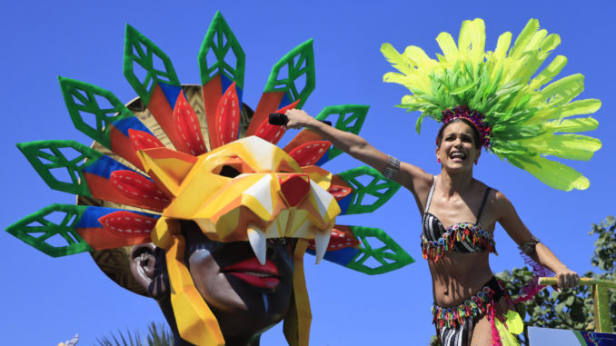 Batalla de Flores, kilÛmetros de m˙sica y reinas en primer dÌa de Carnaval de Barranquilla
