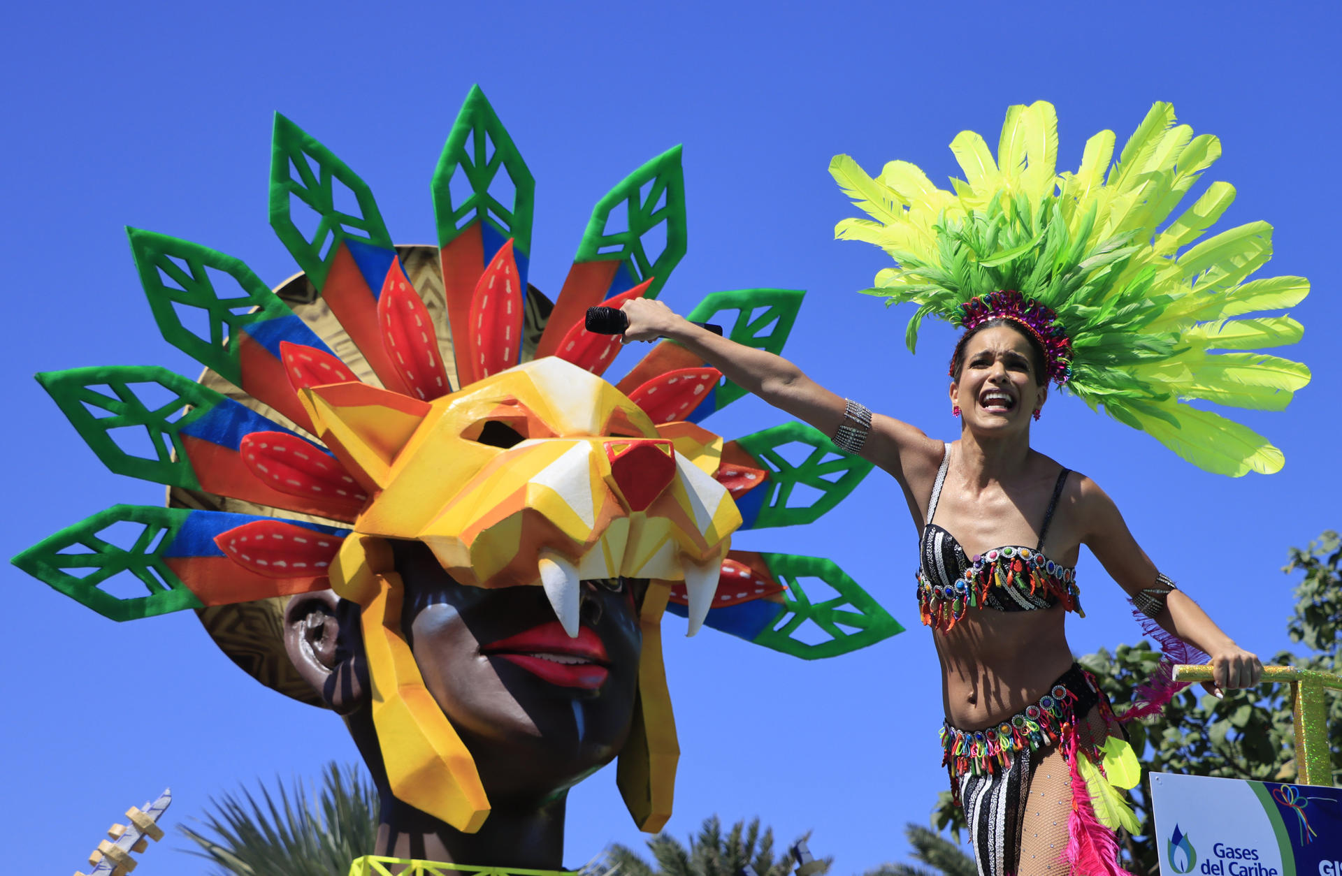 Batalla de Flores, kilÛmetros de m˙sica y reinas en primer dÌa de Carnaval de Barranquilla
