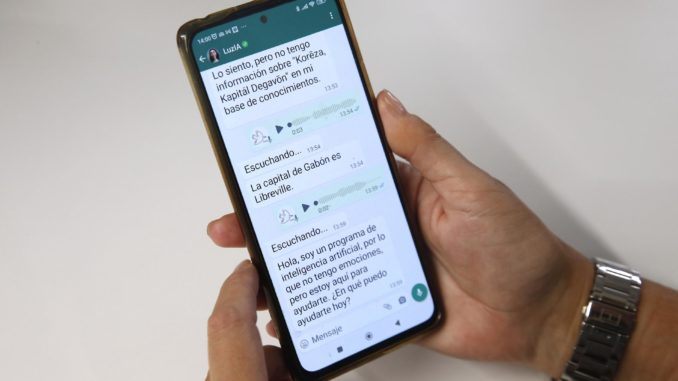 Whatsapp cumple 15 años consolidada como la "app" de mensajería más popular USA2835. NUEVA YORK (NY, EEUU), 24/02/2024.- Fotografía de archivo del 8 de septiembre de 2023 donde aparece una persona usando la aplicación de WhatsApp en su teléfono móvil. Whatsapp cumple hoy 15 años consolidada como la herramienta de comunicación más popular del mundo, con más de 2.000 millones de usuarios que aprovechan su servicio gratuito y encriptado, algo que precisamente complica su rentabilidad. EFE/ Gema García ARCHIVO