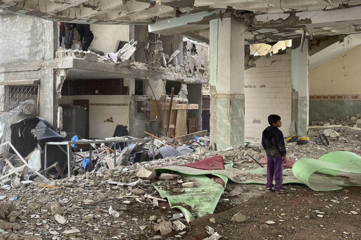 RAFAH (-), 12/02/2024.- Destrozos en la mezquita de Al Hudda, en Rafah, este lunes. Unas 164 personas murieron y otras 200 resultaron heridas por ataques israelíes en varios puntos de Gaza durante las últimas 24 horas, informó este lunes el Ministerio de Sanidad del enclave, controlado por el grupo islamista Hamás. EFE/Str