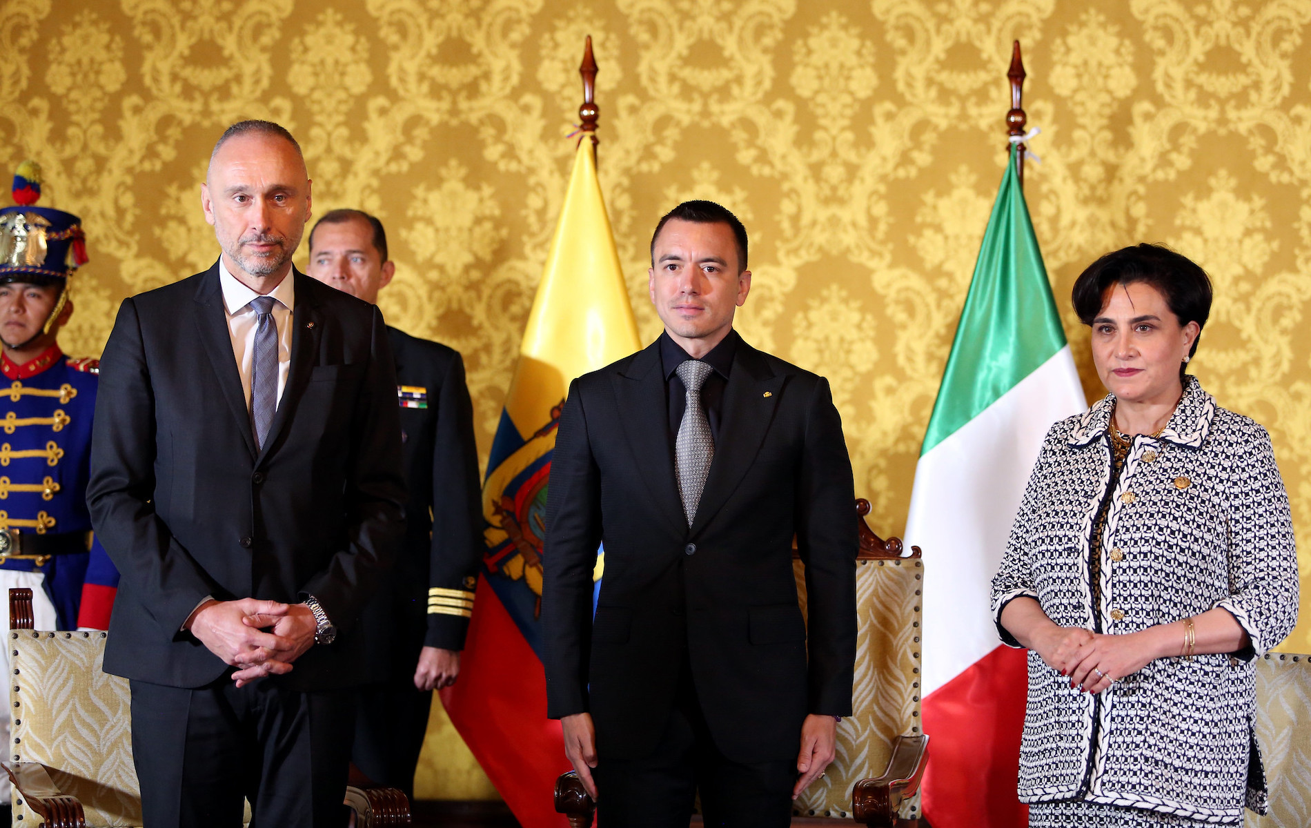 Noboa veta rechazo de la Asamblea e insiste en subir el IVA del 12% al 15% pese a la negativa