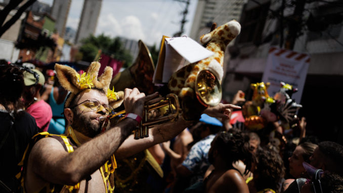 Comparsa callejera 'Fanfarra Manada' desfila en Sao Paulo
