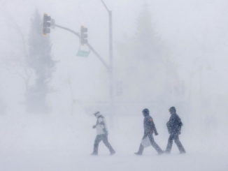 Mammoth Lakes (United States), 02/03/2024.- People walk through an intersection in heavy snowfall in Mammoth Lakes, California, USA, 02 March 2024. The National Weather Service issued a blizzard warning for Mono County that is in effect through 03 March. The NWS reported peak winds around 114 mph 01 March afternoon around Mammoth Mountain in Mono County. EFE/EPA/CAROLINE BREHMAN