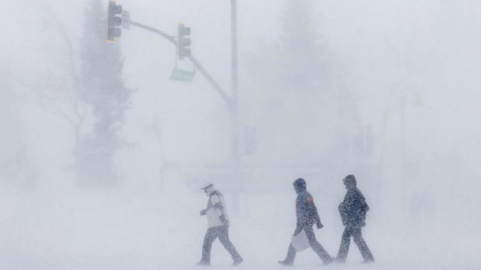 Mammoth Lakes (United States), 02/03/2024.- People walk through an intersection in heavy snowfall in Mammoth Lakes, California, USA, 02 March 2024. The National Weather Service issued a blizzard warning for Mono County that is in effect through 03 March. The NWS reported peak winds around 114 mph 01 March afternoon around Mammoth Mountain in Mono County. EFE/EPA/CAROLINE BREHMAN