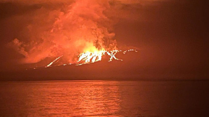 El volcán Fernandina, en las Islas Galápagos, inicia un nuevo proceso eruptivo
