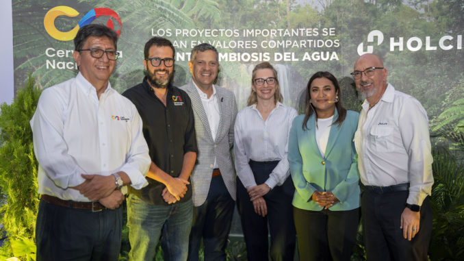 Manuel Tobar, director de la cervecera de Guayaquil de Cervecería Nacional; Martín Espinosa, director Legal & Asuntos Corporativos de Cervecería Nacional; José Luis González, CEO de Cervecería Nacional; María Iglesias, CFO de Holcim Ecuador; Elvira Tovar, Coordinadora ambiental de Holcim Ecuador; y Patricio Jarrín Ecuador, Gerente de Comunicaciones y Relaciones Públicas de Holcim Ecuador.