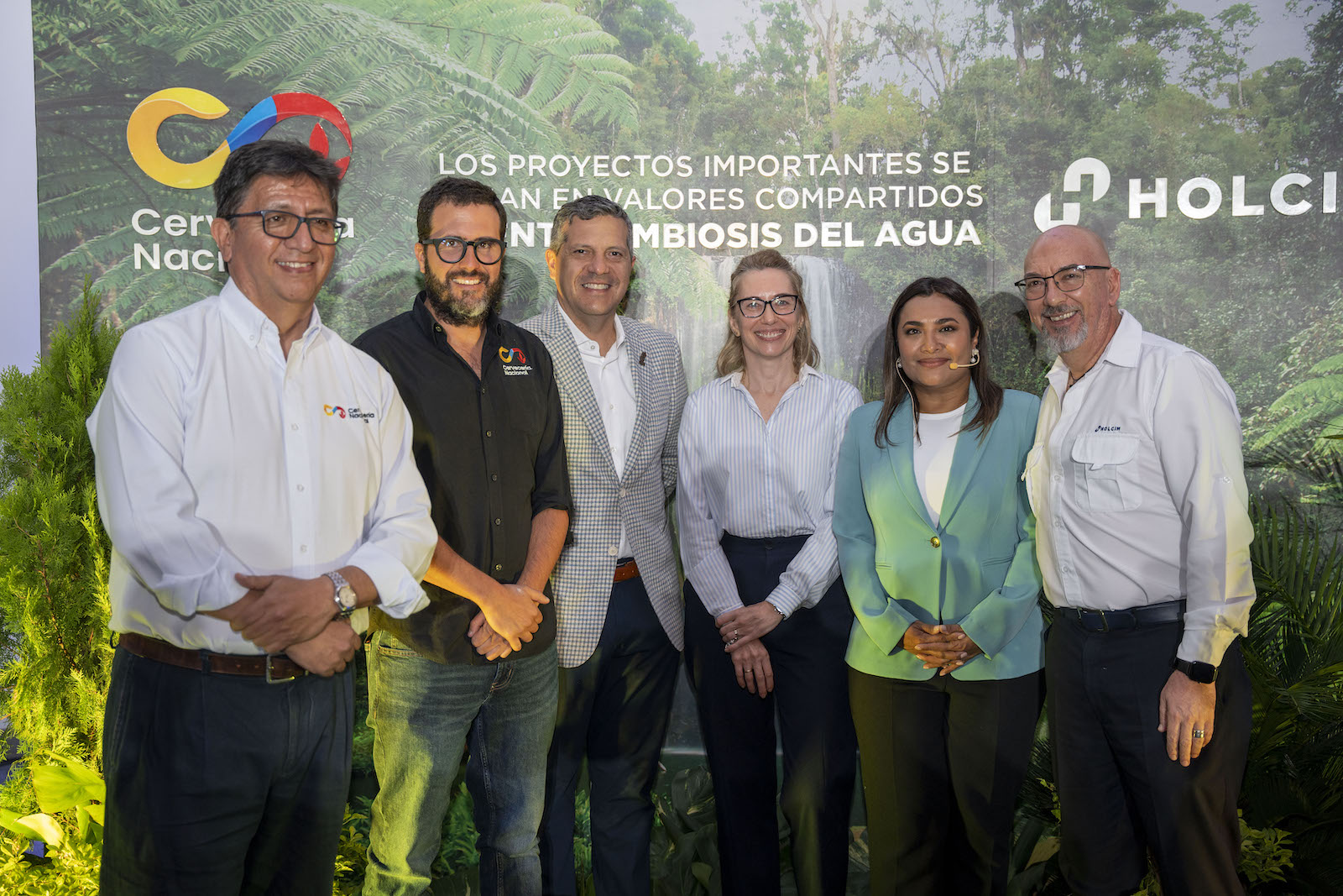 Manuel Tobar, director de la cervecera de Guayaquil de Cervecería Nacional; Martín Espinosa, director Legal & Asuntos Corporativos de Cervecería Nacional; José Luis González, CEO de Cervecería Nacional; María Iglesias, CFO de Holcim Ecuador; Elvira Tovar, Coordinadora ambiental de Holcim Ecuador; y Patricio Jarrín Ecuador, Gerente de Comunicaciones y Relaciones Públicas de Holcim Ecuador.
