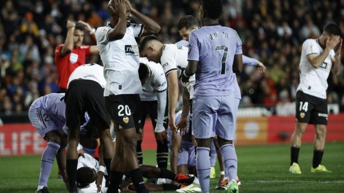 El momento de la lesión durante el Valencia - Real Madrid.