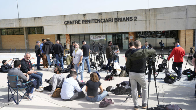 Expectación ante la salida de la cárcel de Dani Alvés