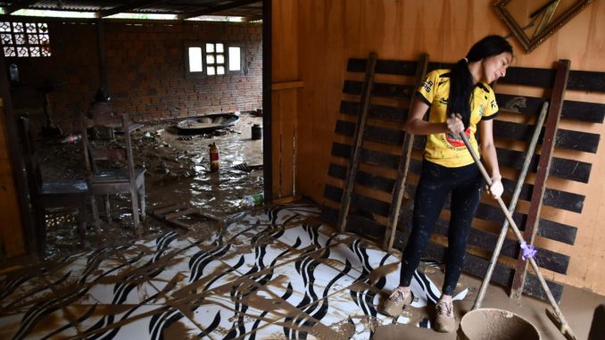 La inundación en la amazonía boliviana desciende y familias limpian el lodo de sus hogares