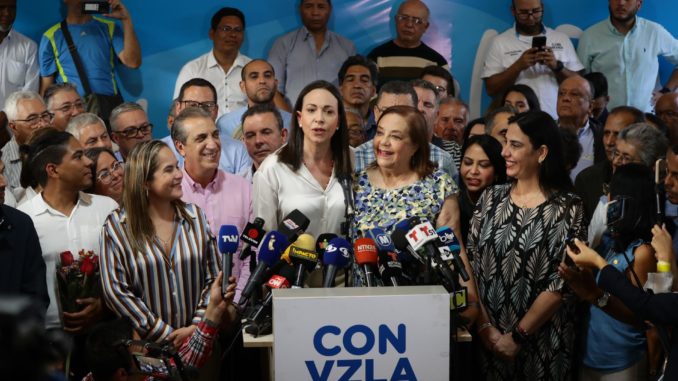 El antichavismo propone a Corina Yoris para presidenciales ante inhabilitación de Machado