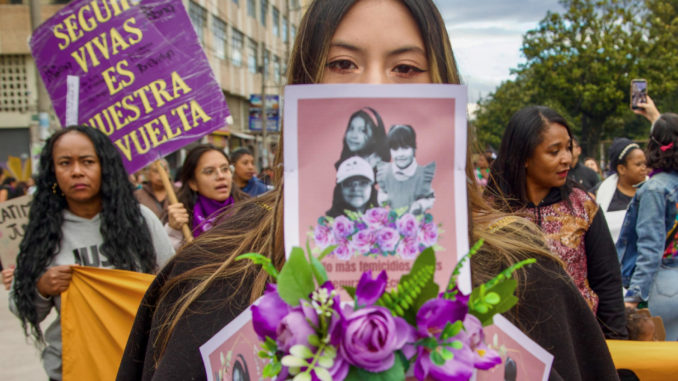 AME6929. QUITO (ECUADOR), 08/03/2024.- Mujeres se manifiestan durante una marcha por el Día Internacional de la Mujer, este viernes en Quito (Ecuador). EFE/Gianna Benalcazar