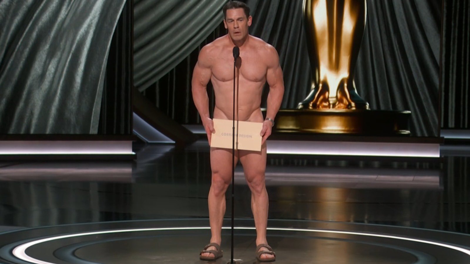 John Cena presenta el Óscar al mejor vestuario desnudo