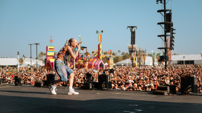 Peso Pluma rinde tributo a la música mexicana en un Coachella que "roban" Eilish y Shakira