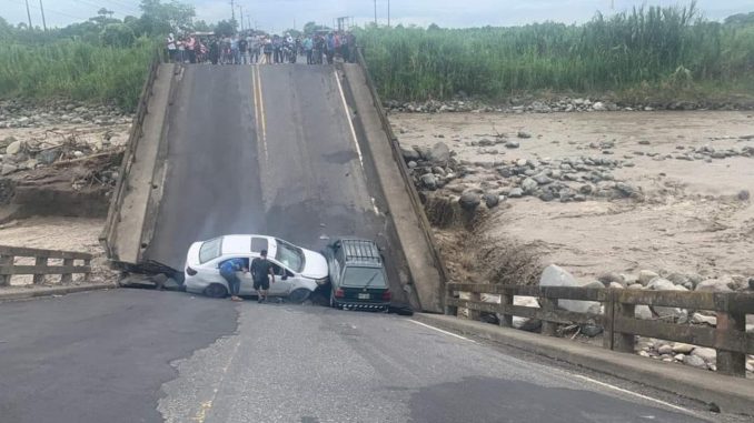 Caída del puente La Cadena Bypass, que unía Cañar con Guayas