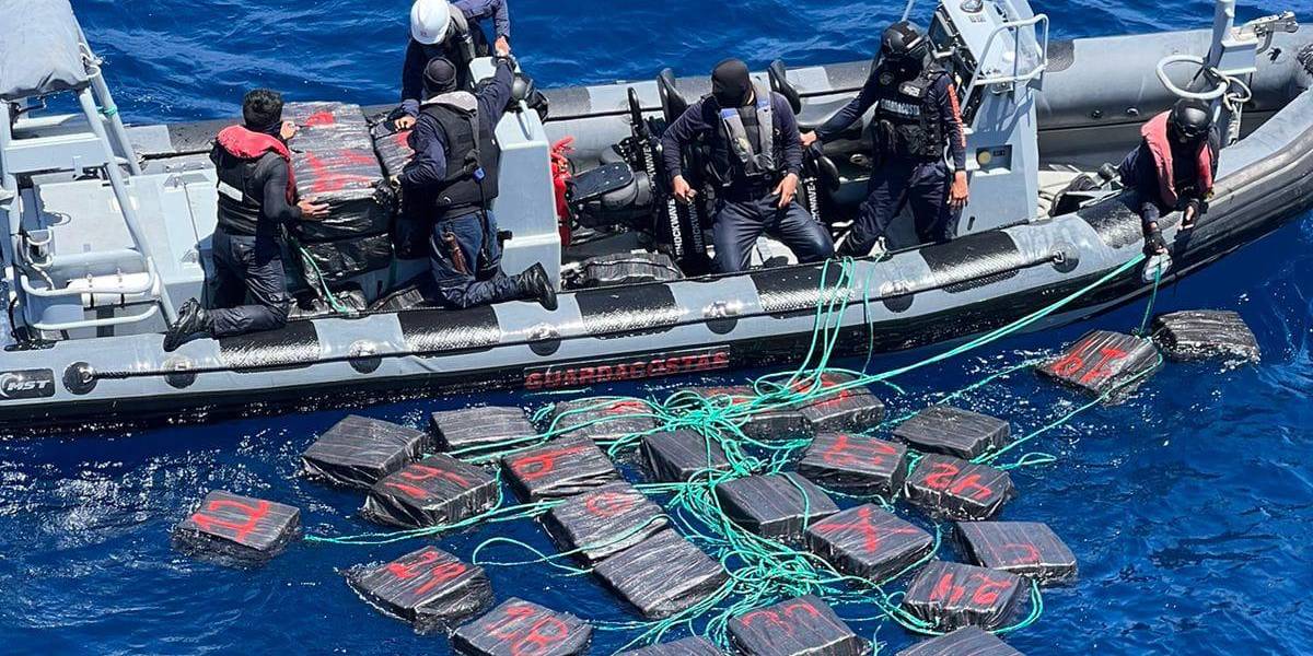 Tres hombres fueron detenidos con droga en mar de Galápagos