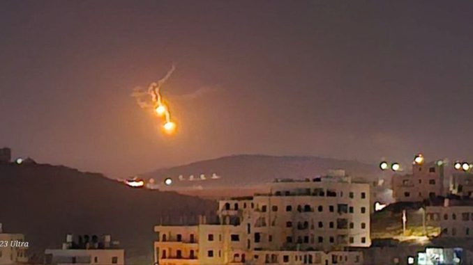 Aviones británicos y estadounidenses están interceptando drones iraníes que se dirigen a Israel.