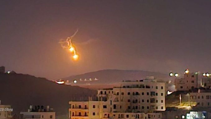 iran israel Aviones británicos y estadounidenses están interceptando drones iraníes que se dirigen a Israel.