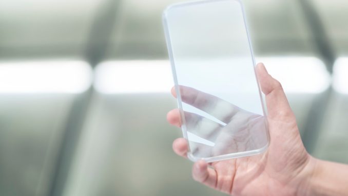 mano-que-sostiene-telefono-inteligente-transparente-fondo-efecto-luz-neon_53876-108546 el teléfono transparente de Samsung es un móvil inteligente que trae un concepto futurista.