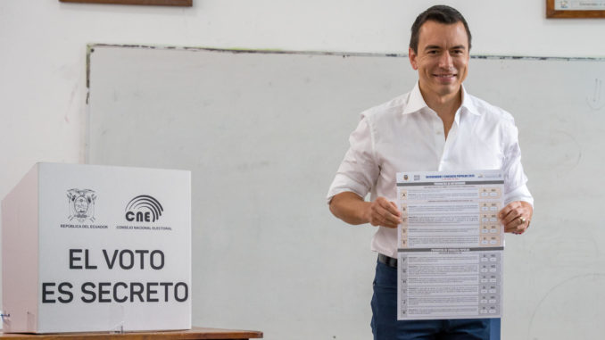 Ecuatorianos votan un referéndum de once preguntas convocado por el presidente Noboa