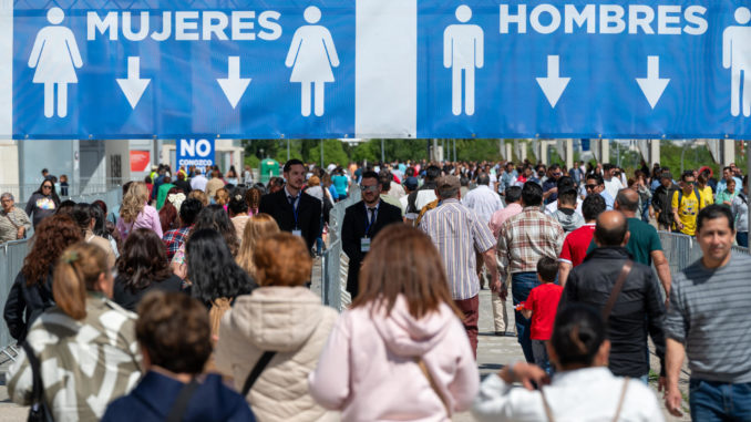 Ecuatorianos votan en referéndum