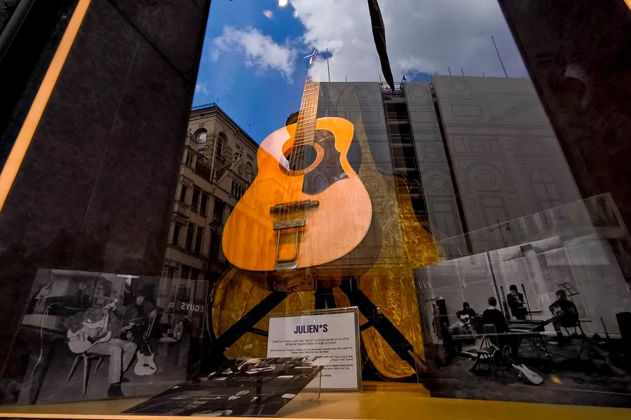 Guitarra perdida de John Lennon reaparece para batir récords