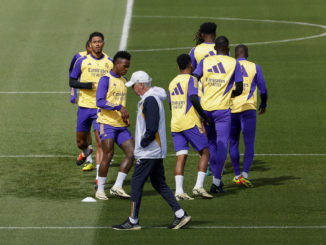 MADRID, 03/05/2024.- El entrenador del Real Madrid, el italiano Carlo Ancelotti, dirige un entrenamiento del equipo en la Ciudad Deportiva de Valdebebas en Madrid este viernes. El Real Madrid se enfrenta mañana al Cádiz en el estadio Santiago Bernabéu en un partido de LaLiga. EFE/ J.J. Guillén