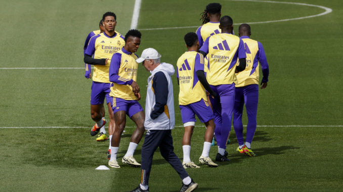 Entrenamiento del Real Madrid MADRID, 03/05/2024.- El entrenador del Real Madrid, el italiano Carlo Ancelotti, dirige un entrenamiento del equipo en la Ciudad Deportiva de Valdebebas en Madrid este viernes. El Real Madrid se enfrenta mañana al Cádiz en el estadio Santiago Bernabéu en un partido de LaLiga. EFE/ J.J. Guillén