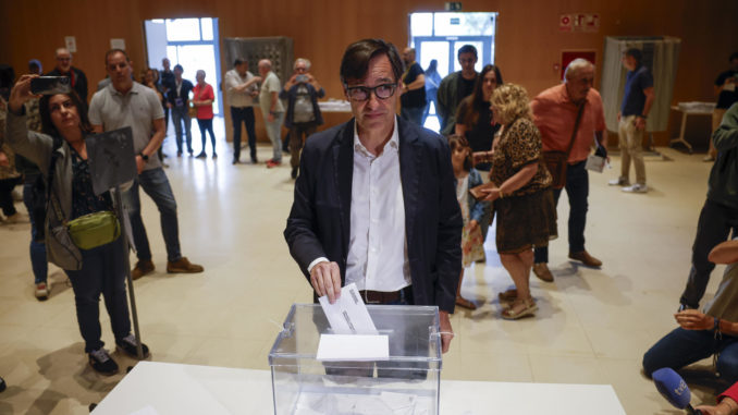 Jornada electoral en Cataluña. Votación de Salvador Illa