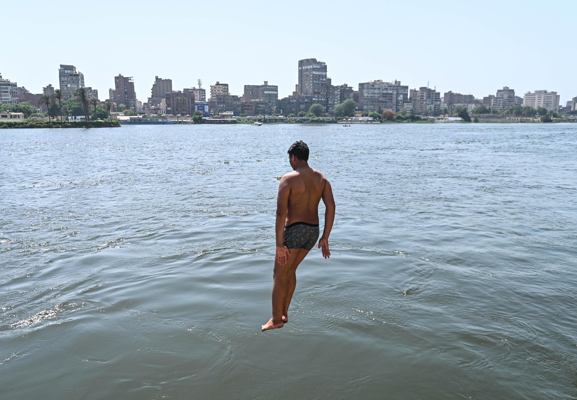 Heatwave in Egypt pushes temperatures to 50 degrees Celsius