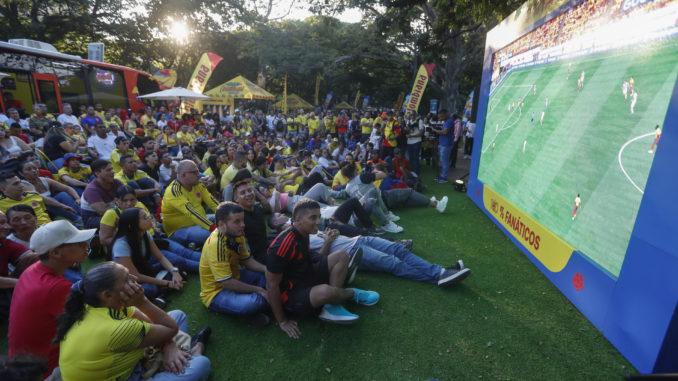 Los aficionados colombianos se reúnen en Cali para apoyar a su selección