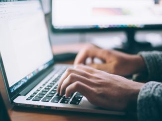 La mejor herramienta gratuita de conversión de texto a voz con IA es Edimakor (Glenn Carstens-Peters, Unsplash)
