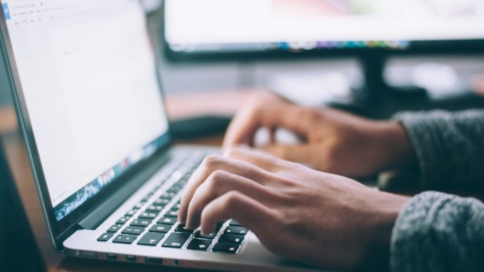 glenn-carstens-peters-npxXWgQ33ZQ-unsplash La mejor herramienta gratuita de conversión de texto a voz con IA es Edimakor (Glenn Carstens-Peters, Unsplash)