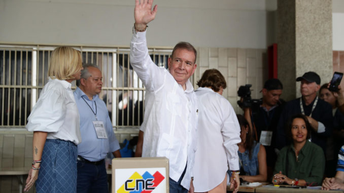 El candidato Edmundo Gonz·lez Urrutia vota en Caracas