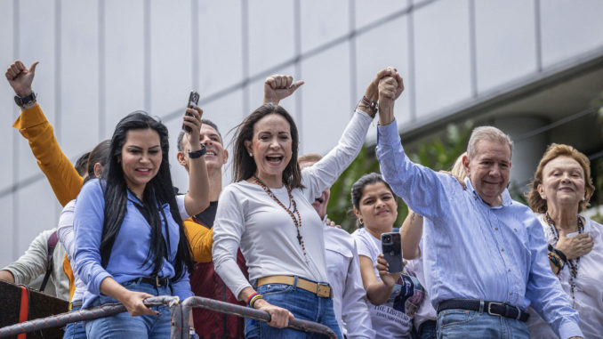 Miles de venezolanos se manifiestan en segundo día por lo que consideran fraude electoral