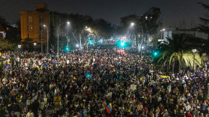 Venezolanos en Santiago de Chile se reúnen a la espera de resultados de las elecciones presidenciales