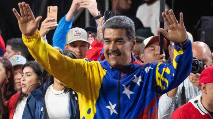 Maduro pide "respeto a la voluntad popular" tras ser proclamado presidente reelecto